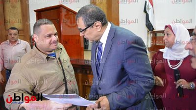 صور.. وزير القوى العاملة يسلم 60 عقد عمل لذوى القدرات الخاصة 