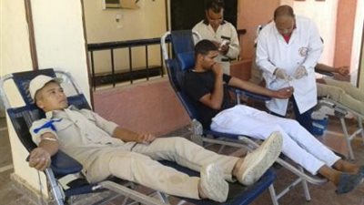 صور.. رجال أمن الأقصر يتبرعون بالدم لصالح المركز القومي لنقل الدم