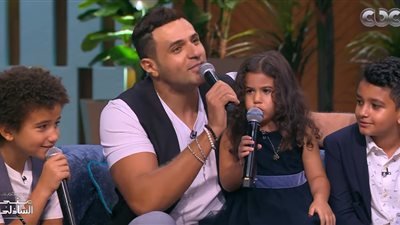 فيديو.. محمد نور يغني مع أبنائه الذكور لنجلته الوحيدة 