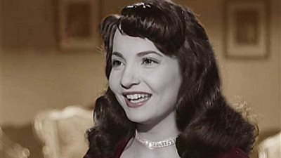 صور لا تنسى .. شاهد دلوعة السينما شادية خلف الكواليس 