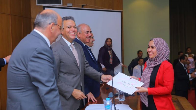 وزير النقل يكرم أبناء