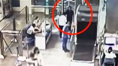 بعد اختبائه في جهاز الماسح الضوئي.. كاميرات المراقبة تعيد طفل لوالده 