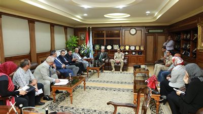 محافظ كفر الشيخ يبحث فكرة إقامة مصانع لتشغيل الشباب