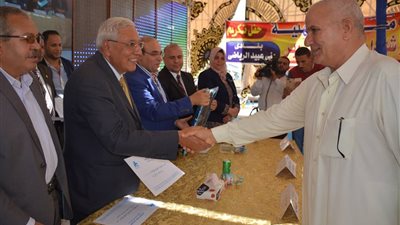 محافظ الدقهلية يكرم أسر الشهداء في بني عبيد
