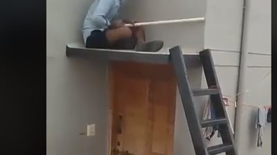 فيديو| مين إللي  بيخبط على الباب 