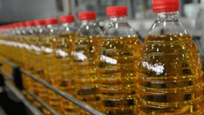 في حملات تموينية .. ضبط 15000 عبوة زيت طعام مجهولة المصدر في أحد المصانع بالقليوبية  