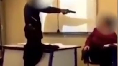  فيديو.. عيشنا وشوفنا.. طالب يصوب مسدسًا على رأس معلمته 