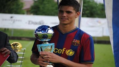 فيديو.. برشلونة يذكر جماهيره ببطل 