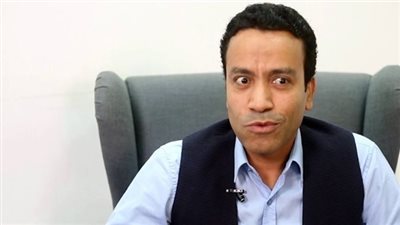 سامح حسين يداعب جمهوره على طريقة جيري لويس 