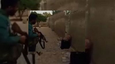فيديو| مسلح سوري يقتل أخته ويصورها عارية.. والسبب ضابط تركي!!