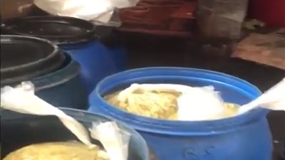 ضبط مصنع للمخللات الفاسدة في الإسكندرية