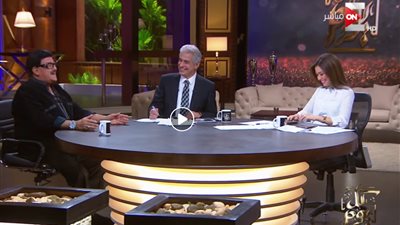 فيديو.. سمير غانم يغني بشكل كوميدي وخلود زهران لا تتمالك نفسها من الضحك