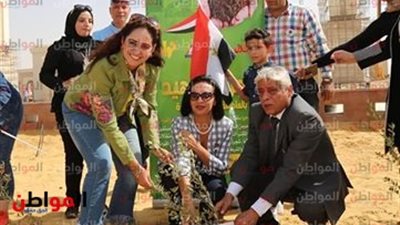 مايا مرسي تغرس شجرة زيتون بإسم الشهيد هشام بركات تخليدًا لذكراه