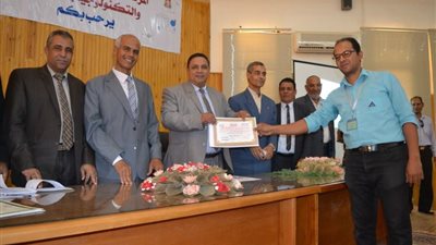 صور.. تعليم الوادي الجديد يكرّم معلمي الصفوف الأولى باستكشافي الخارجة 
