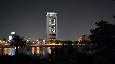 صور .. وزارة الخارجية تضاء بحروف U N احتفالا بيوم الأمم المتحدة