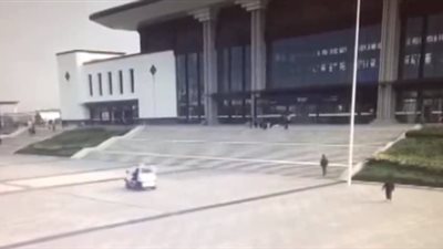 اسم الله عليك يا حج ..  شاهد سقوط غريب لمسن من أعلى درج والسبب !