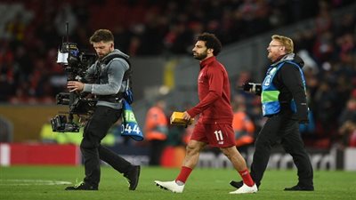 صور .. مشجعة مصرية تعطي هدية إلي محمد صلاح