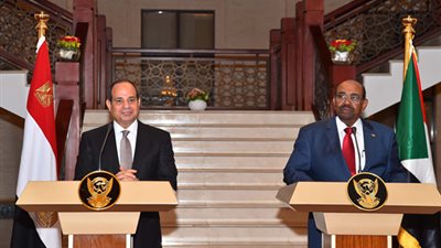 عمر البشير: وقعنا اليوم اتفاقيات مع الرئيس السيسي لنصل بالعلاقات لما يرضي شعبى البلدين 