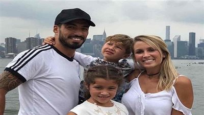 صور.. لويس سواريز يحتفل بمولوده الجديد