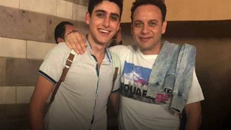 مصطفى قمر بصحبة ابنه