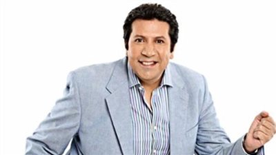 فيديوجراف| في عيد ميلاده الـ 53.. تعرف على المحاسب هاني رمزي تاجر السعادة