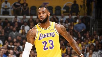 جيمس يقود ليكرز للتفوق على دنفر ناجتس بدوري السلة الأمريكي