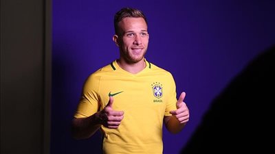 فيديو.. آرثور ميلو يحتفل بالانضمام للبرازيل