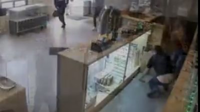 دماغ أقوى من الاستروكس .. شاهد 3 لصوص يقتحمون محل بطريقة مضحكة