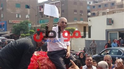 فيديو.. رئيس مدينة ميت غمر يبيع بطاطس بسعر 6 ونصف للمواطنين