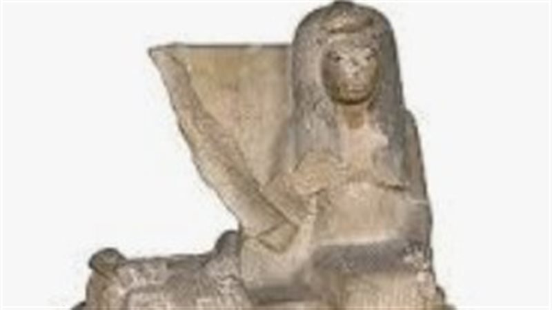 تمثال آثري في البحيرة