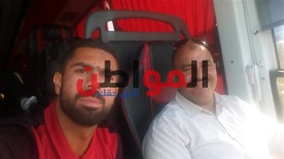 صور.. أحمد فتحي يتولى قيادة أتوبيس الأهلي للإسكندرية