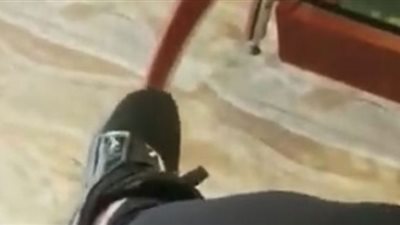 فيديو .. معاون في الجيش اللبناني يجبر سيدة على تقبيل قدم زوجته
