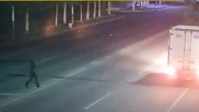 فيديو مروع ..  نهاية غير طبيعية لامرأة ترددت في عبور طريق سريع 
