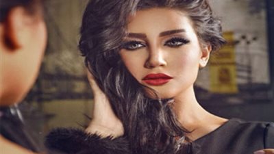 شاهد .. امرأة تفقد بصرها والسبب الرموش الصناعية 