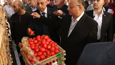 خالد العال محافظ القاهرة يلتقي كبار تجار سوق العبور لمكافحة غلاء أسعار البطاطس