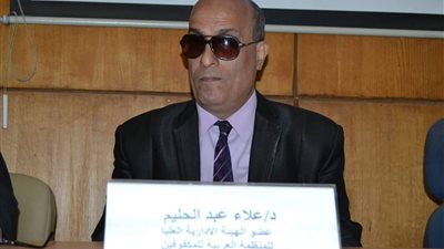 علاء عبد الحليم يطالب بإصدار قانون يلزم الكفيف بحمل العصا البيضاء 