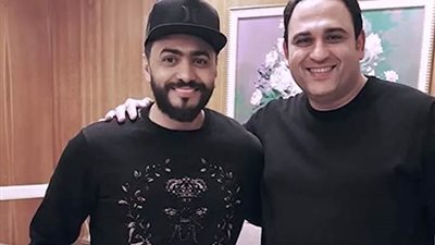 شاهد رد فعل تامر حسني على ما قاله عنه أبو حفيظة 