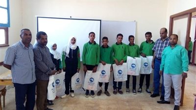 بالصور .. مستقبل وطن يوزع حقائب مدرسية على الأيتام في الوادي الجديد