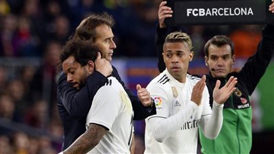 لوبيتيجي يودع لاعبيه بغرفة خلع الملابس عقب الكلاسيكو