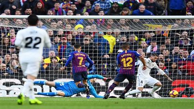 فيديو وصور.. برشلونة يتلاعب بريال مدريد في الشوط الأول