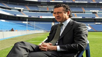 أسطورة ريال مدريد السابق يفتح النار على إدارة الفريق الملكي