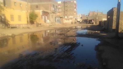 فيديو| كلح الجبل تغرق في مياه الصرف في أدفو ..  والمسؤولين 