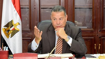 محافظ بني سويف ينصح الشباب : لا تنتظروا الوظيفة الحكومية
