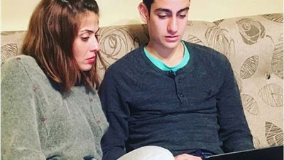 فيديو| نجل هيدي كرم يشاهد أفلام إباحية.. ماذا فعلت والدته ؟