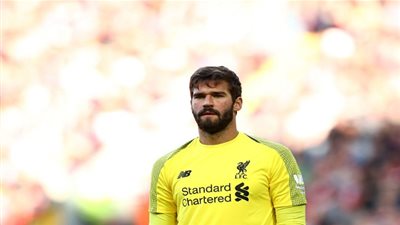  أحد مشجعي ليفربول يهاجم أليسون بيكر.. تعرف على السبب