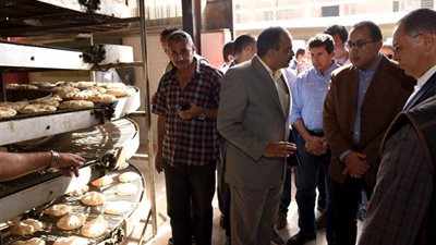 رئيس الوزراء يتابع مجمع المخابز الآلية في جولته التفقدية بالزقازيق 