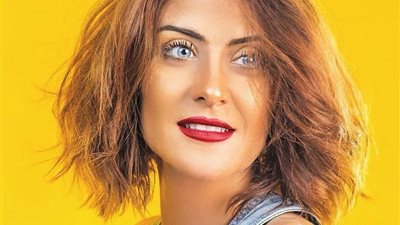 شاهد هيدى كرم  تغازل والدتها بالملابس الشتوية 
