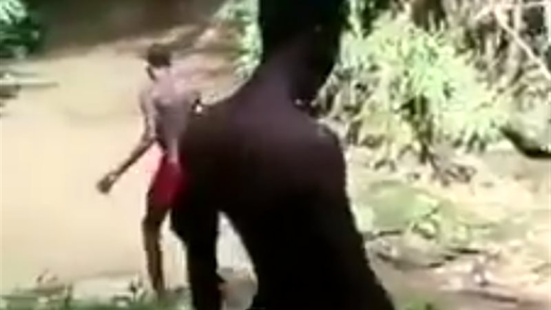  شاب يستعرض مهاراته
