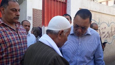 صور.. محافظ الشرقية يتفقد قرية الزهراء لمتابعة سير العمل بالوحدة المحلية