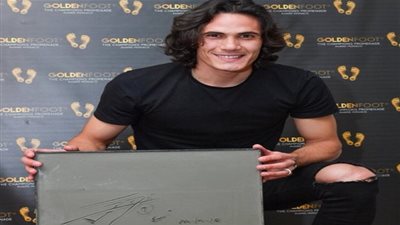 فيديو.. كافاني لاعب باريس سان جيرمان يتوج بجائزة القدم الذهبية لعام 2018